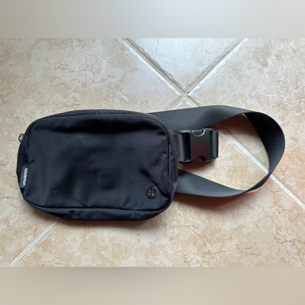 Lulu lemon belt bag black